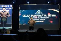 Bupati Sidoarjo H. Subandi menyampaikan arahan tentang pentingnya peran orang tua dalam mendampingi anak menghadapi tantangan era digital pada Gelar Mahakarya SMP Wachid Hasyim 9 Sedati. Sabtu, 13 Juni 2026   (Foto Dok Ho/RadarBangsa.co.id)
