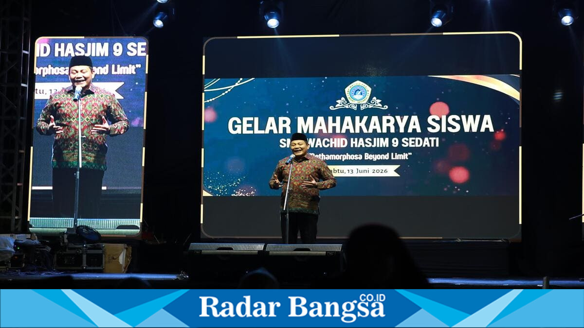 Bupati Sidoarjo H. Subandi menyampaikan arahan tentang pentingnya peran orang tua dalam mendampingi anak menghadapi tantangan era digital pada Gelar Mahakarya SMP Wachid Hasyim 9 Sedati. Sabtu, 13 Juni 2026 (Foto Dok Ho/RadarBangsa.co.id)