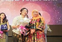 Gubernur Khofifah Indar Parawansa menghadiri gala premiere film Jangan Buang Ibu di Pakuwon Mall Surabaya, Kamis (18/6/2026), sekaligus mengajak masyarakat memperkuat ketahanan keluarga. (Foto Dok Ho/RadarBangsa.co.id)