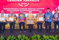 Gubernur Jawa Timur Khofifah Indar Parawansa menerima dua penghargaan Disway Top Regional Leader Awards 2026 di Jakarta. Kamis, 11 Juni 2026  (Foto Dok Ho/RadarBangsa.co.id)