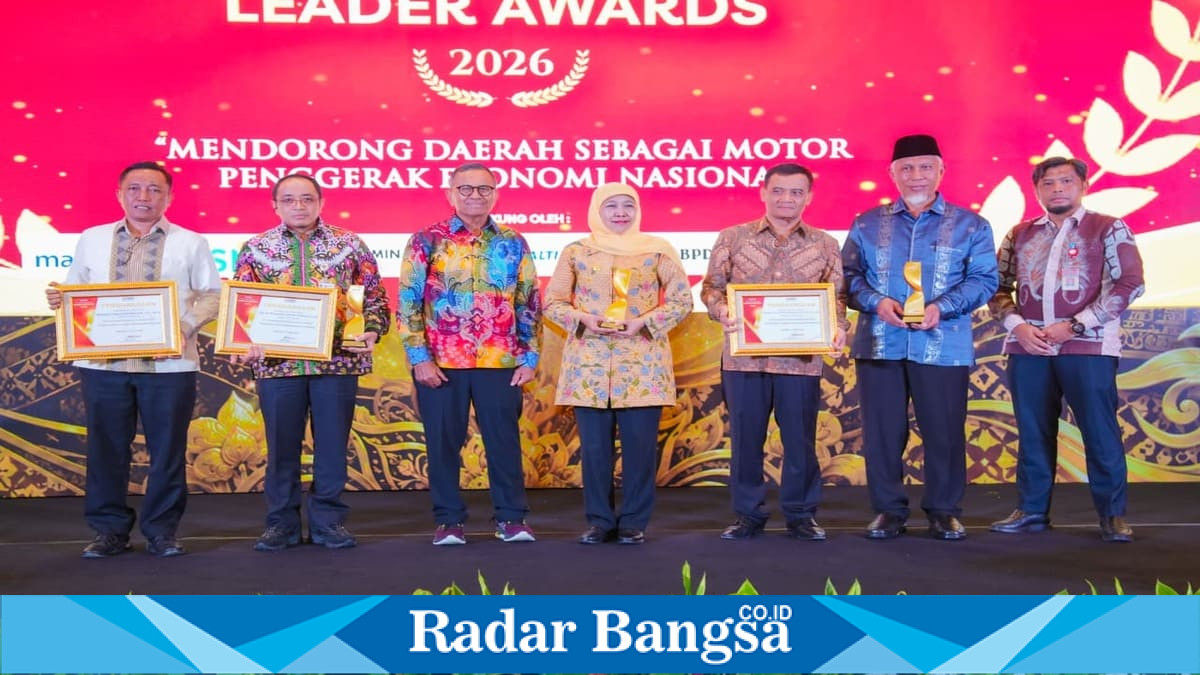 Gubernur Jawa Timur Khofifah Indar Parawansa menerima dua penghargaan Disway Top Regional Leader Awards 2026 di Jakarta. Kamis, 11 Juni 2026 (Foto Dok Ho/RadarBangsa.co.id)
