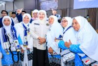Gubernur Jawa Timur Khofifah Indar Parawansa menyambut jemaah haji Kloter I Debarkasi Surabaya di Asrama Haji Surabaya, Senin, 1 Juni 2026. (Foto Dok Ho/RadarBangsa.co.id)
