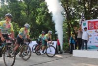 Wakil Bupati Pasuruan Gus Shobih melepas ribuan peserta Bromo KOM 2026 di Taman Ria Suropati, Gondang Wetan, sebelum melanjutkan perjalanan menuju kawasan Bromo melalui Wonokitri, Tosari. (Foto Dok Ho/RadarBangsa.co.id)