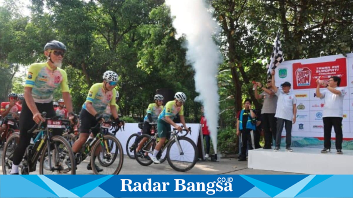 Wakil Bupati Pasuruan Gus Shobih melepas ribuan peserta Bromo KOM 2026 di Taman Ria Suropati, Gondang Wetan, sebelum melanjutkan perjalanan menuju kawasan Bromo melalui Wonokitri, Tosari. (Foto Dok Ho/RadarBangsa.co.id)