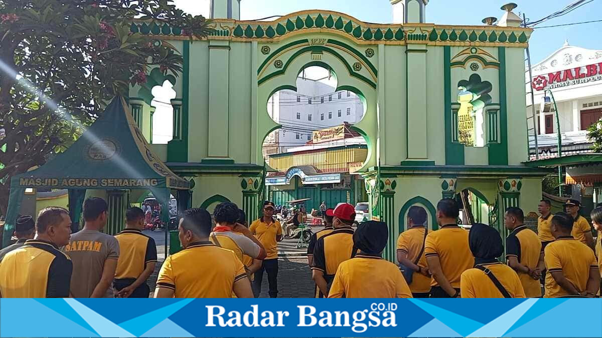 Personel Polsek Semarang Tengah bersama masyarakat mengikuti Bakti Religi dan Gerakan Indonesia Asri di kawasan Masjid Agung Semarang dan Pasar Johar. Jumat, 12 Juni 2026 (Foto Dok Ho/RadarBangsa.co.id)