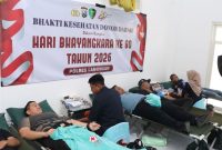 Polres Lamongan menggelar bakti kesehatan donor darah dalam rangka Hari Bhayangkara ke-80 di Klinik Pratama Bhayangkara, Selasa (23/6/2026). (Foto Dok Ho/RadarBangsa.co.id)