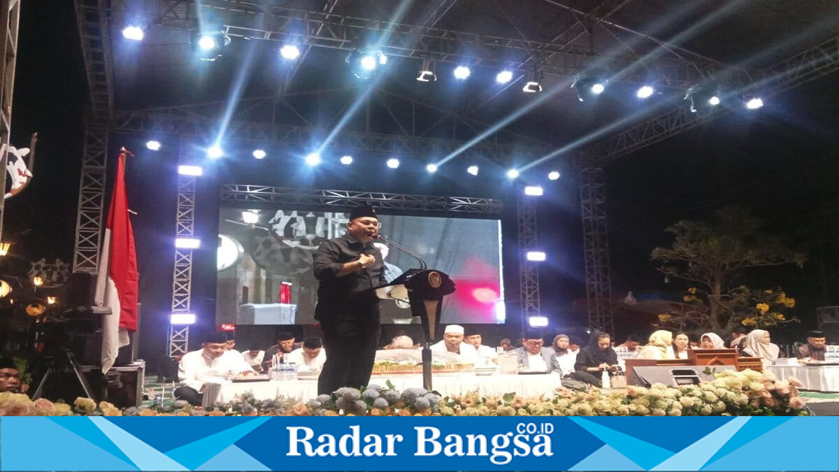 Ratusan RT menampilkan ambengan pada peringatan Haul Bung Karno di Jalan Ir. Soekarno, Kota Blitar, Sabtu (20/6/2026). (Foto Dok Ho/RadarBangsa.co.id)