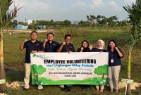 Karyawan BPJS Ketenagakerjaan Cabang Lamongan menanam enam pohon Palem Putri di kawasan Gajah Mada, Lamongan, Selasa (23/6/2026), dalam rangka Hari Lingkungan Hidup Sedunia. (Foto Dok Ho/RadarBangsa.co.id)