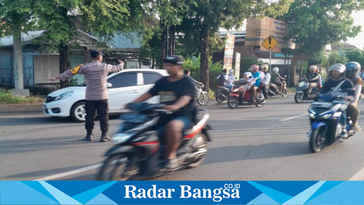 Kegiatan Commander Wish Polsek Tikung di Simpang Tiga depan Polsek Tikung dan Simpang Tiga Pule, Sabtu, 6 Juni 2026. (Foto: Dok Ho/RadarBangsa.co.id)
