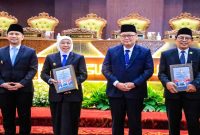Gubernur Khofifah Indar Parawansa menerima opini WTP atas LKPD Jatim 2025 dari BPK RI di Surabaya. Selasa, 9 Juni 2026 (Foto Dok Ho/RadarBangsa.co.id)