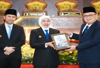 Gubernur Khofifah Indar Parawansa menerima LHP BPK RI dengan opini WTP untuk Pemprov Jatim di Surabaya. Selasa, 9 Juni 2026  (Foto Dok Ho/RadarBangsa.co.id)