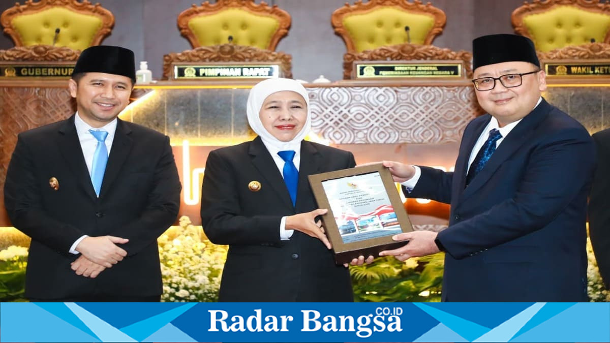 Gubernur Khofifah Indar Parawansa menerima LHP BPK RI dengan opini WTP untuk Pemprov Jatim di Surabaya. Selasa, 9 Juni 2026 (Foto Dok Ho/RadarBangsa.co.id)
