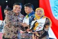 Khofifah menerima penghargaan Terbaik I Penurunan Tingkat Pengangguran di Yogyakarta, Kamis (4/6/2026). (Foto: Dok Ho/RadarBangsa.co.id)