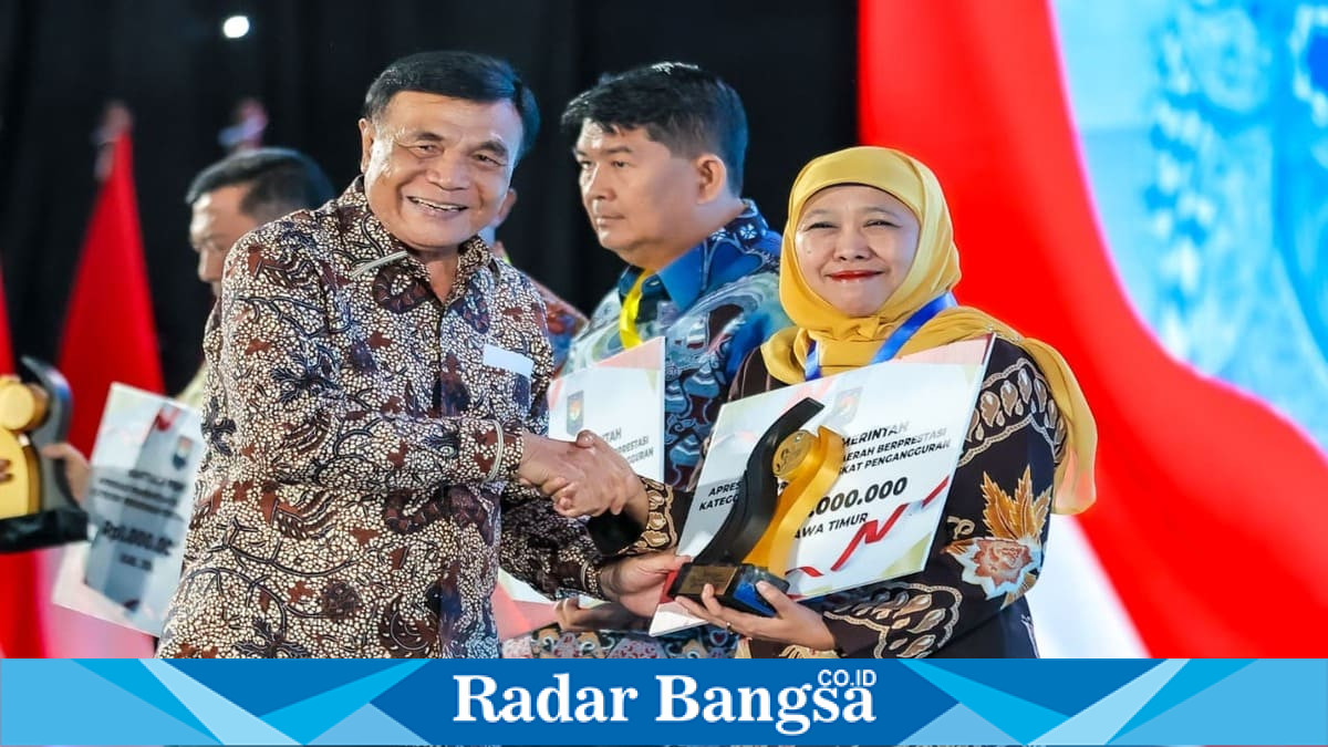 Khofifah menerima penghargaan Terbaik I Penurunan Tingkat Pengangguran di Yogyakarta, Kamis (4/6/2026). (Foto: Dok Ho/RadarBangsa.co.id)