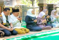 Kapolri Jenderal Polisi Listyo Sigit Prabowo didampingi Gubernur Jawa Timur Khofifah Indar Parawansa berziarah ke makam Bung Karno di Blitar, Sabtu (20/6/2026), menjelang Hari Bhayangkara ke-80. (Foto Dok Ho/RadarBangsa.co.id)