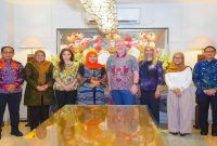 Gubernur Jawa Timur Khofifah Indar Parawansa menerima kunjungan Rektor King's College London Prof. Simon Tenner di Surabaya, Kamis (18/6/2026), membahas pengembangan dua program studi baru di KCL Singhasari. (Foto Dok Ho/RadarBangsa.co.id)