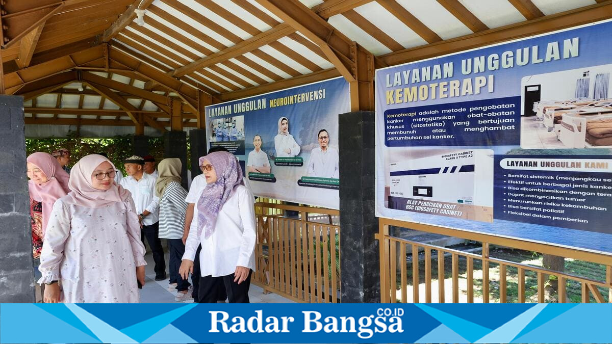 Bupati Banyuwangi Ipuk Fiestiandani saat mengunjungi fasilitas layanan kemoterapi di RSUD Blambangan yang mulai beroperasi dan telah melayani pasien umum maupun peserta BPJS Kesehatan. (Foto Dok Ho/RadarBangsa.co.id)