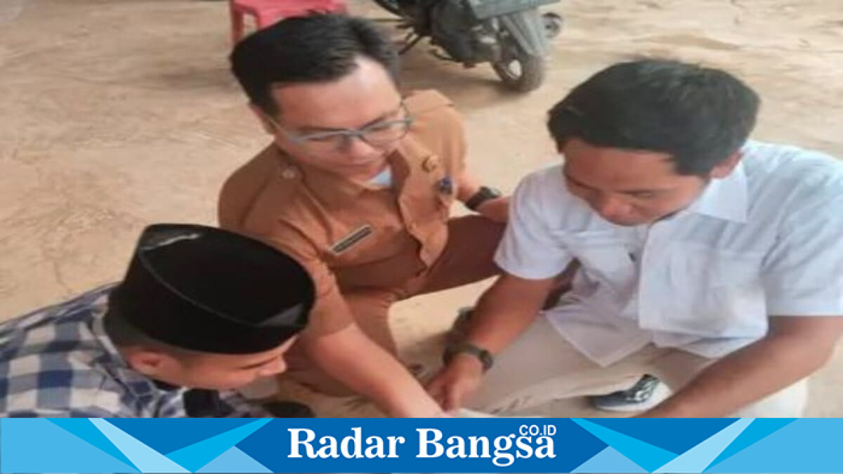 Proses distribusi beras bantuan pangan pengganti kepada masyarakat di Kecamatan Tanah Merah, Kabupaten Bangkalan, setelah sebelumnya muncul keluhan terkait kualitas beras yang diterima warga, Senin (8/6/2026). (Foto Dok Ho/RadarBangsa.co.id)