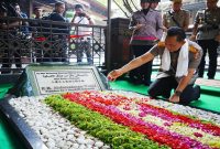 Kapolri Jenderal Polisi Listyo Sigit Prabowo berziarah ke makam Bung Karno di Kota Blitar, Jawa Timur, Sabtu (21/6/2026), menjelang peringatan Hari Bhayangkara Ke-80. Dalam kegiatan tersebut, Kapolri bersama jajaran melakukan tabur bunga dan doa untuk mengenang jasa Proklamator Republik Indonesia. (Foto Dok Ho/RadarBangsa.co.id)