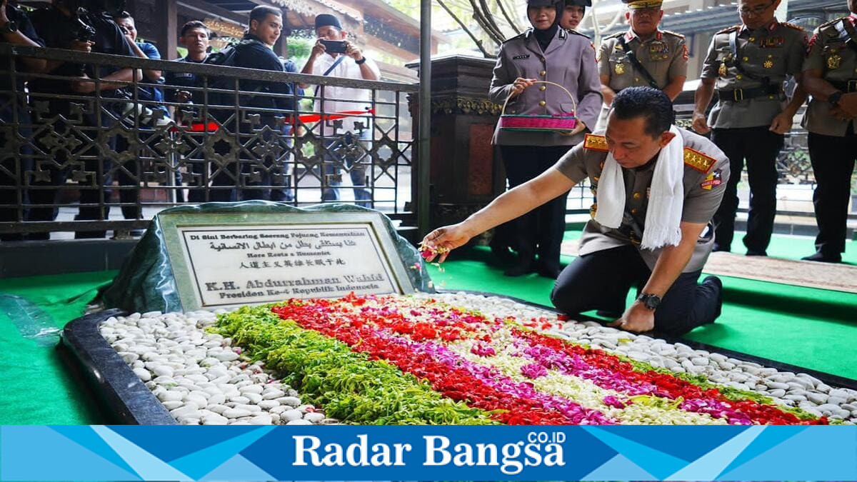 Kapolri Jenderal Polisi Listyo Sigit Prabowo berziarah ke makam Bung Karno di Kota Blitar, Jawa Timur, Sabtu (21/6/2026), menjelang peringatan Hari Bhayangkara Ke-80. Dalam kegiatan tersebut, Kapolri bersama jajaran melakukan tabur bunga dan doa untuk mengenang jasa Proklamator Republik Indonesia. (Foto Dok Ho/RadarBangsa.co.id)