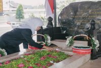 Gubernur Jawa Timur Khofifah Indar Parawansa berziarah ke makam Bung Karno di Blitar, Sabtu (20/6/2026), dalam rangkaian peringatan Hari Bhayangkara Ke-80. (Foto Dok Ho/RadarBangsa.co.id)