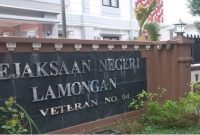 Kantor Kejaksaan Negeri (Kejari) Lamongan di Jalan Veteran No. 4, Kabupaten Lamongan, Jawa Timur.