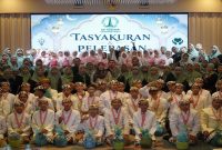 Anggota DPD RI Dr. Lia Istifhama, M.E.I., berfoto bersama para siswa kelas VI SD Taqwimul Ummah (Taquma) Surabaya usai memberikan motivasi dan pesan tentang pentingnya menghormati guru dalam acara tasyakuran dan pelepasan siswa, Senin (8/6/2026). (Foto Dok Ho/RadarBangsa.co.id)