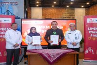 Sekretaris Jenderal Kemnaker Cris Kuntadi menghadiri penandatanganan kerja sama program peningkatan literasi digital tenaga kerja mandiri sektor kuliner bersama PT GoTo Gojek Tokopedia Tbk di BBPVP Bandung. (Foto Dok Ho/RadarBangsa.co.id)
