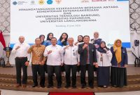 Sekjen Kemnaker Cris Kuntadi menandatangani kerja sama dengan tiga perguruan tinggi di Bandung untuk pengembangan SDM dan riset ketenagakerjaan. Senin, 8 Juni 2026  (Foto Dok Ho/RadarBangsa.co.id)