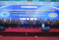 Sekretaris Jenderal Kemnaker Cris Kuntadi berfoto bersama usai penandatanganan nota kesepahaman dengan Universitas Bhayangkara Jakarta Raya di Bekasi, Jumat (19/6/2026). Kerja sama tersebut bertujuan memperkuat pengembangan SDM kompeten dan siap kerja. (Foto Dok Ho/RadarBangsa.co.id)