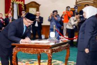 Gubernur Jawa Timur Khofifah Indar Parawansa mengukuhkan Kepala Perwakilan BKKBN Jawa Timur Shodiqin di Gedung Negara Grahadi Surabaya, Jumat, 29 Mei 2026. (Foto Dok Ho/RadarBangsa.co.id)