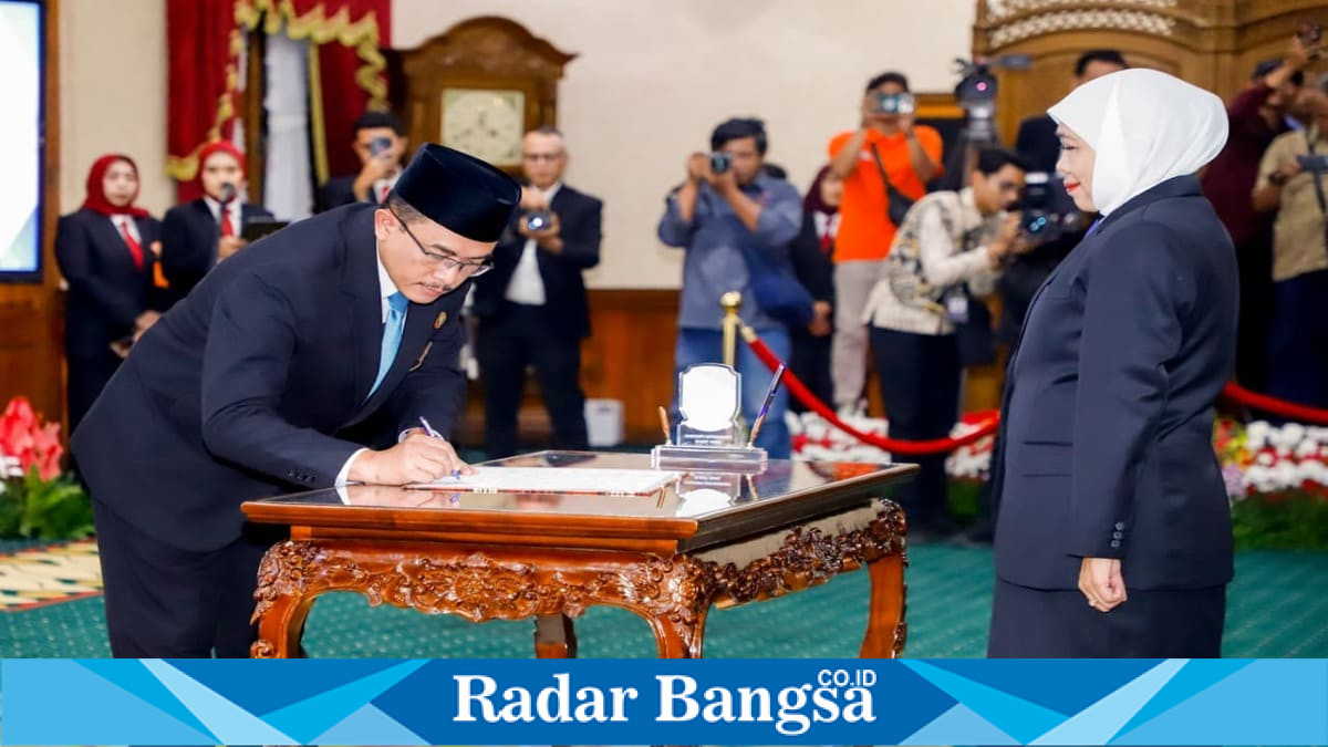 Gubernur Jawa Timur Khofifah Indar Parawansa mengukuhkan Kepala Perwakilan BKKBN Jawa Timur Shodiqin di Gedung Negara Grahadi Surabaya, Jumat, 29 Mei 2026. (Foto Dok Ho/RadarBangsa.co.id)