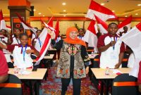 Gubernur Jawa Timur Khofifah Indar Parawansa menyampaikan apresiasi atas keberhasilan Program ADEM Papua yang berhasil mengantarkan 51 siswa lolos ke perguruan tinggi negeri. Rabu, 10 Juni 2026  (Foto Dok Ho/RadarBangsa.co.id)