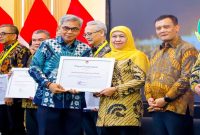 Gubernur Jawa Timur Khofifah Indar Parawansa menerima penghargaan dari Ketua KPK RI Setyo Budiyanto pada peluncuran nasional Program E-Learning ASN Berintegritas di Kantor LAN RI, Jakarta Pusat, Rabu, 17 Juni 2026. (Foto Dok Ho/RadarBangsa.co.id)