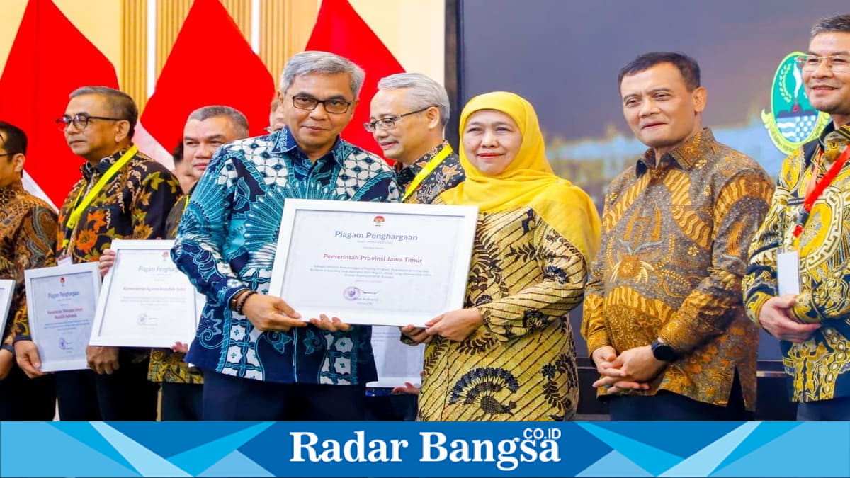 Gubernur Jawa Timur Khofifah Indar Parawansa menerima penghargaan dari Ketua KPK RI Setyo Budiyanto pada peluncuran nasional Program E-Learning ASN Berintegritas di Kantor LAN RI, Jakarta Pusat, Rabu, 17 Juni 2026. (Foto Dok Ho/RadarBangsa.co.id)