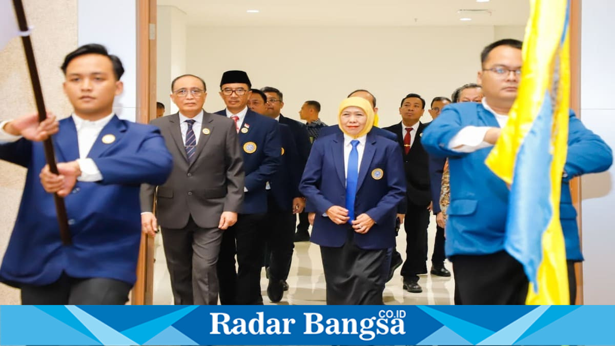 Ketua Umum PP IKA UNAIR Khofifah Indar Parawansa melantik Pengurus IKA UNAIR Komisariat Fakultas Hukum masa bakti 2025–2030 di Fakultas Hukum Universitas Airlangga, Surabaya. Sabtu, 13 Juni 2026 (Foto Dok Ho/RadarBangsa.co.id)