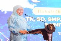 Gubernur Jawa Timur Khofifah Indar Parawansa menghadiri Gebyar Prestasi Al-Qur'an dan Wisuda Tartil Tahfidz Yayasan Khadijah Surabaya serta menyerahkan penghargaan kepada siswa berprestasi. (Foto Dok Ho/RadarBangsa.co.id).