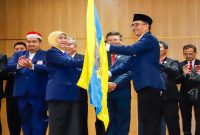 Khofifah Indar Parawansa melantik Pengurus IKA UNAIR Komisariat Fakultas Hukum periode 2025-2030 di Surabaya. Sabtu, 13 Juni 2026  (Foto Dok Ho/RadarBangsa.co.id)
