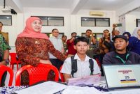 Gubernur Jawa Timur Khofifah Indar Parawansa meninjau proses verifikasi dan validasi data SPMB Tahun Ajaran 2026/2027 di SMA Negeri Surabaya, Senin, 1 Juni 2026. (Foto Dok Ho/RadarBangsa.co.id)