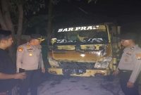 Petugas kepolisian dan pemadam kebakaran saat menangani kebakaran gudang perusahaan di Desa Kebet, Lamongan. Senin, 1 Juni 2026.  (Foto Dok Ho/RadarBangsa.co.id)