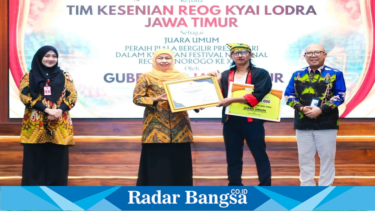 Gubernur Jawa Timur Khofifah Indar Parawansa menyerahkan penghargaan kepada Tim Kesenian Kyai Lodra peraih Juara Umum Festival Nasional Reog Ponorogo XXXI di Gedung Negara Grahadi, Surabaya. (Foto Dok Ho/RadarBangsa.co.id)