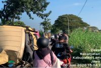 Petugas kepolisian melakukan evakuasi dan pengamanan lokasi kecelakaan truk tangki yang terguling setelah menabrak pohon di Desa Sugihwaras, Kecamatan Deket, Lamongan. (Foto Dok Ho/RadarBangsa.co.id)