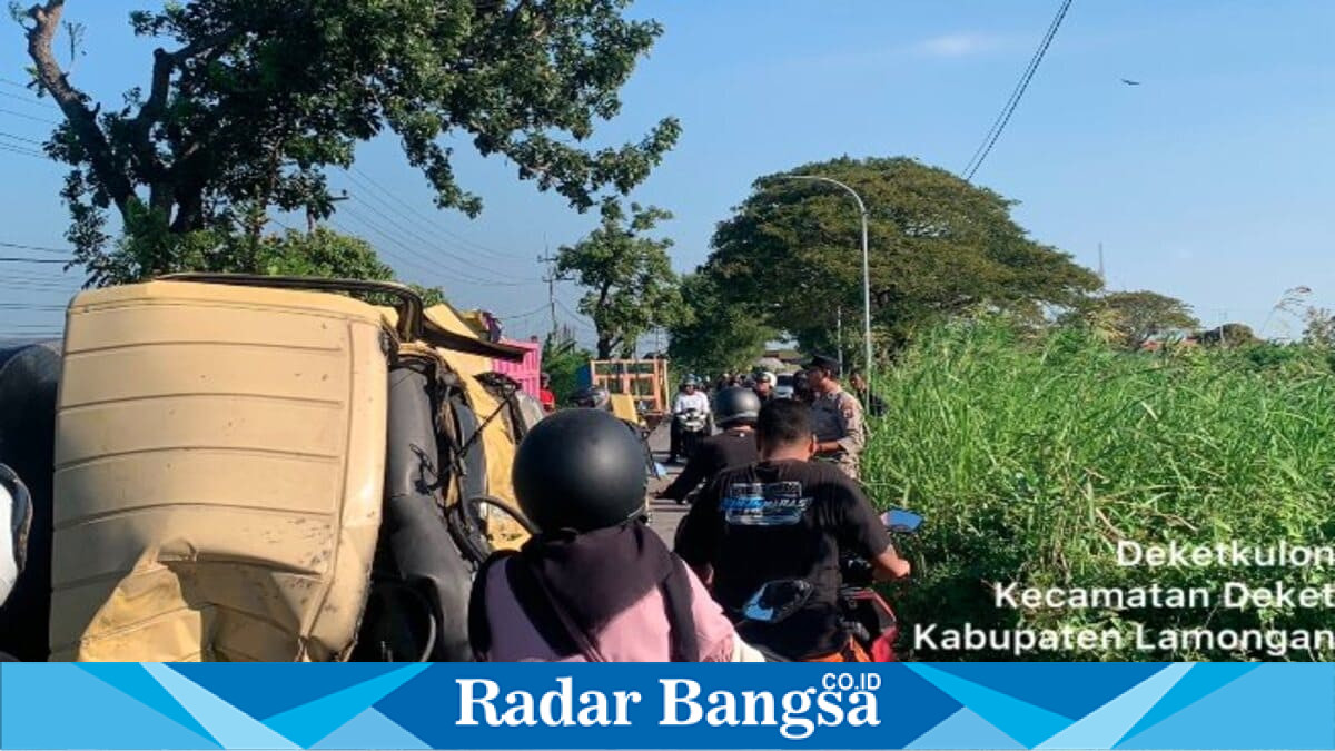 Petugas kepolisian melakukan evakuasi dan pengamanan lokasi kecelakaan truk tangki yang terguling setelah menabrak pohon di Desa Sugihwaras, Kecamatan Deket, Lamongan. (Foto Dok Ho/RadarBangsa.co.id)