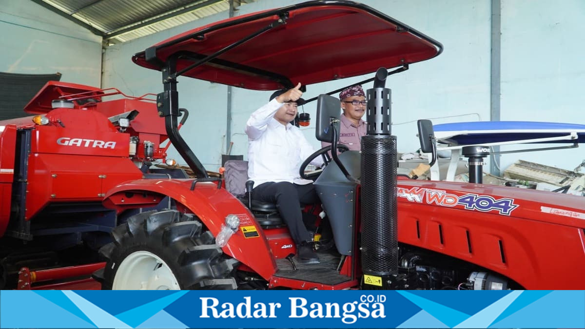 Bupati Lamongan menyerahkan bantuan alat dan mesin pertanian (alsintan) kepada kelompok tani di Lamongan. Kamis, 11 Juni 2026 (Foto Dok Ho/RadarBangsa.co.id)