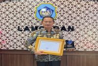 Bupati Lamongan Yuhronur Efendi saat menerima penghargaan Terbaik 3 Nasional SIBI untuk pembelajaran. Jumat, 5 Juni 2026. (Foto: Dok Ho/RadarBangsa.co.id)