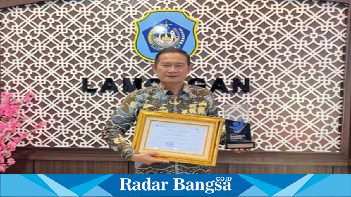 Bupati Lamongan Yuhronur Efendi saat menerima penghargaan Terbaik 3 Nasional SIBI untuk pembelajaran. Jumat, 5 Juni 2026. (Foto: Dok Ho/RadarBangsa.co.id)