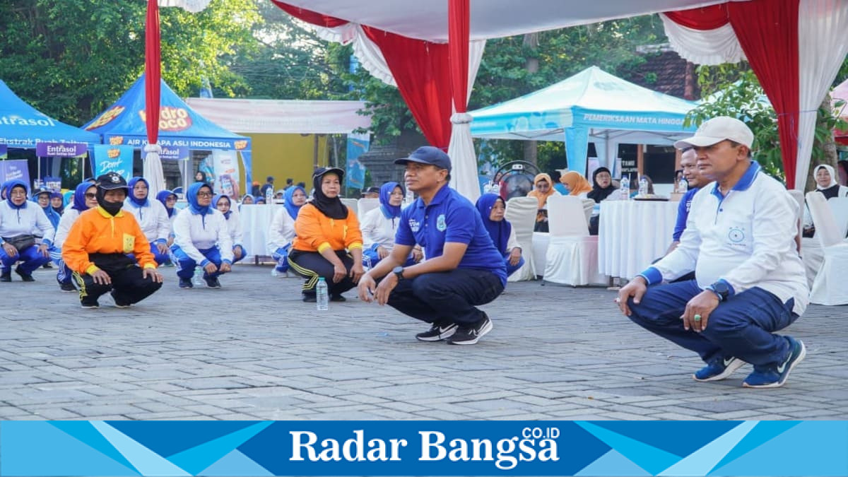 Ratusan lansia mengikuti senam Lin Tien Kung dan pemeriksaan kesehatan gratis dalam peringatan Hari Lanjut Usia Nasional (HLUN) ke-30 di Halaman Kantor Pemkab Lamongan. (Foto Dok Ho/RadarBangsa.co.id)