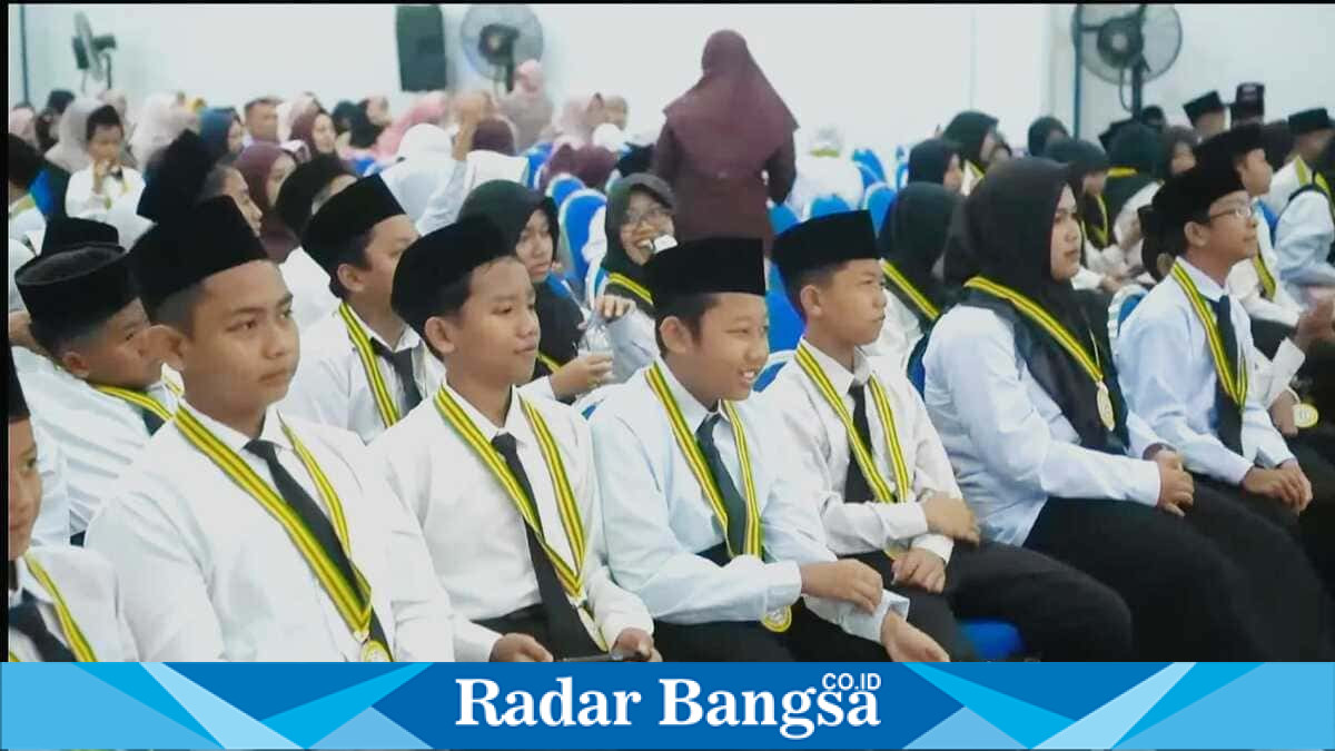 Prosesi wisuda santri KB, RA, dan MI Bilingual Roudlotul Jannah Prambon, Sidoarjo, Tahun Ajaran 2025-2026 yang digelar bertepatan dengan bulan Muharam. (Foto Dok Ho/RadarBangsa.co.id)