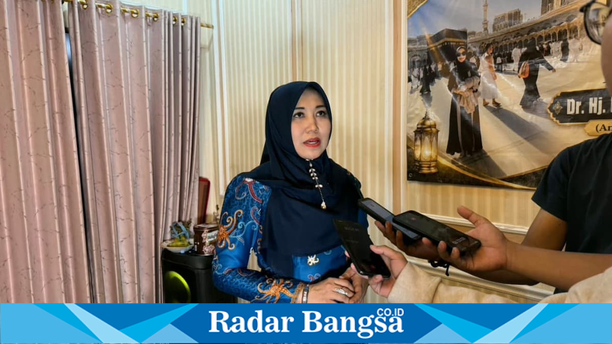Anggota DPD RI dan MPR RI Dr Lia Istifhama atau Ning Lia saat diwawancarai awak media usai menerima Maklumat Partnership Awards 2026 kategori Politisi Peduli Pendidikan Inklusi. (Foto Dok Ho/RadarBangsa.co.id).