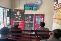 Anggota Polsek Tikung bersama warga menggelar nobar laga Amerika Serikat melawan Paraguay di Mapolsek Tikung. Sabtu, 13 Juni 2026.   (Foto Dok Ho/RadarBangsa.co.id)